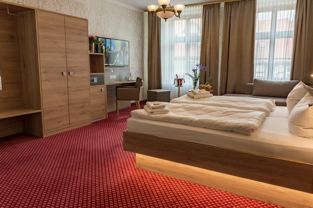 Hotel Schwarzer Adler Тангермюнде Екстер'єр фото