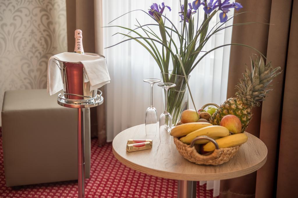 Hotel Schwarzer Adler Тангермюнде Екстер'єр фото