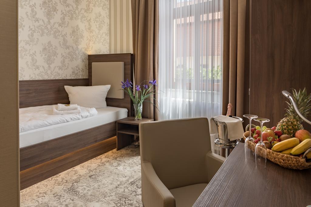 Hotel Schwarzer Adler Тангермюнде Екстер'єр фото