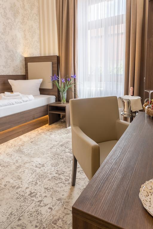 Hotel Schwarzer Adler Тангермюнде Екстер'єр фото